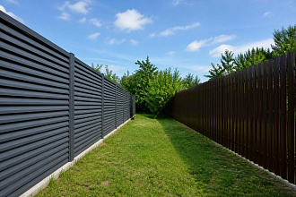 Забор-жалюзи или евроштакетник: плюсы, минусы и цена